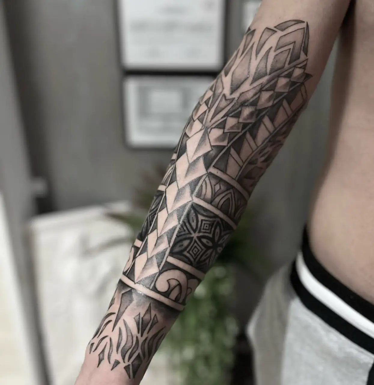 Geometrik ve ornamental kol dövmesi
